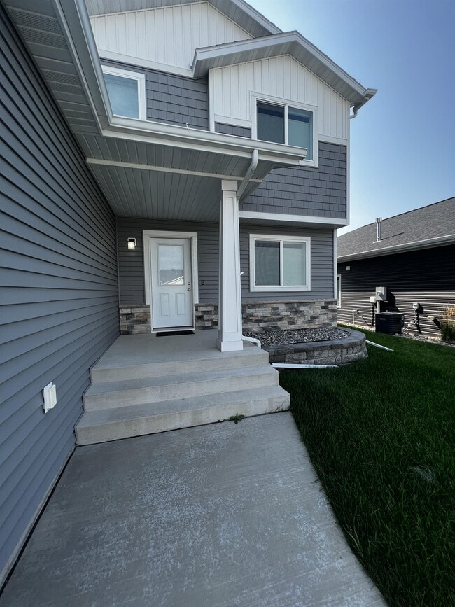 Photo - 837 Albert Dr W