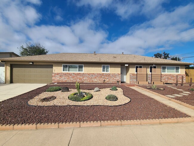 Building Photo - Spacious 4 bed 2 bath + 2 car garage & large backyard.