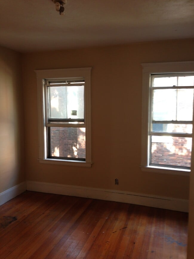 Building Photo - 14 Pond St Unit 4