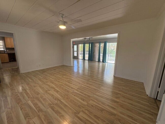 202 Palm Ct