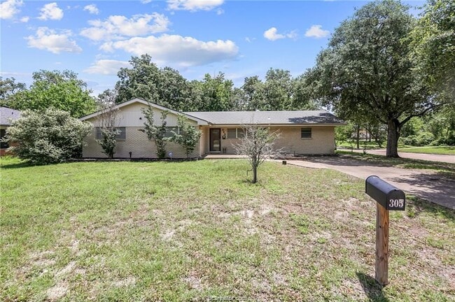 Photo - 305 W Brookside Dr