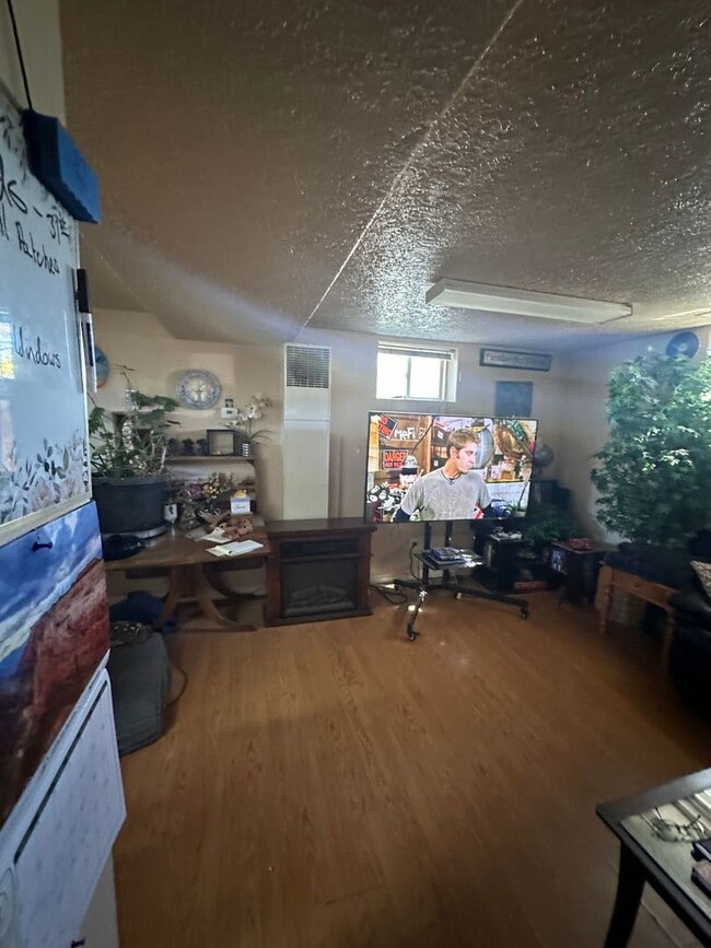 Building Photo - Charming basement apartment