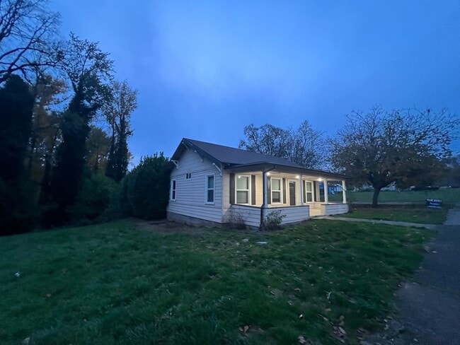 Photo - 305 SE Everett St