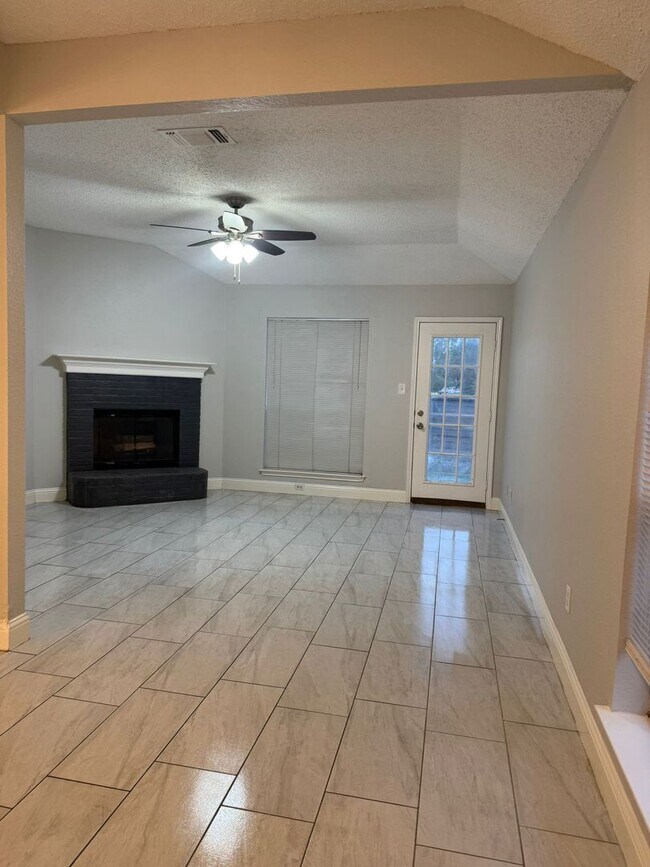 Photo - Ready to Move in... Do not miss this house !!!!