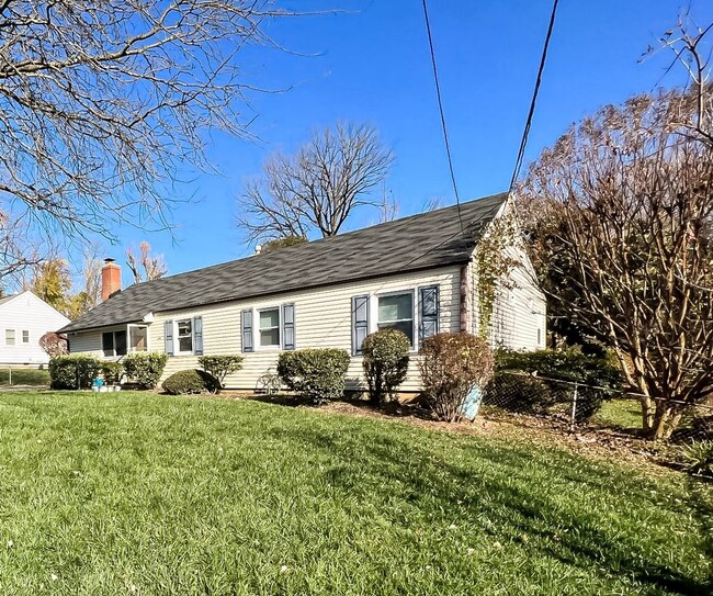 Photo - Cheerful 3 Bedroom 2 Bathroom With Office And Spacious Fenced Yard In Beautiful Pimmit Hills