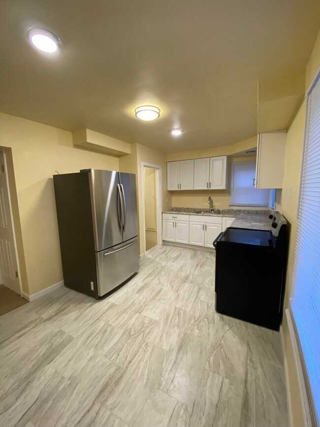 Photo - 776 John Daly St