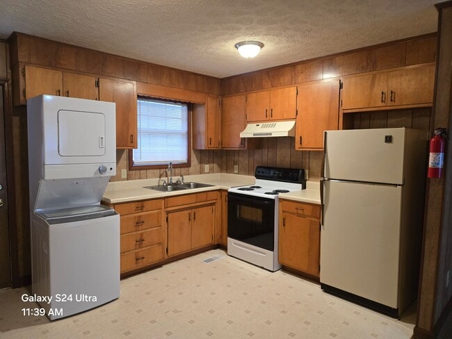 Photo - 182 Hazeldale Ln