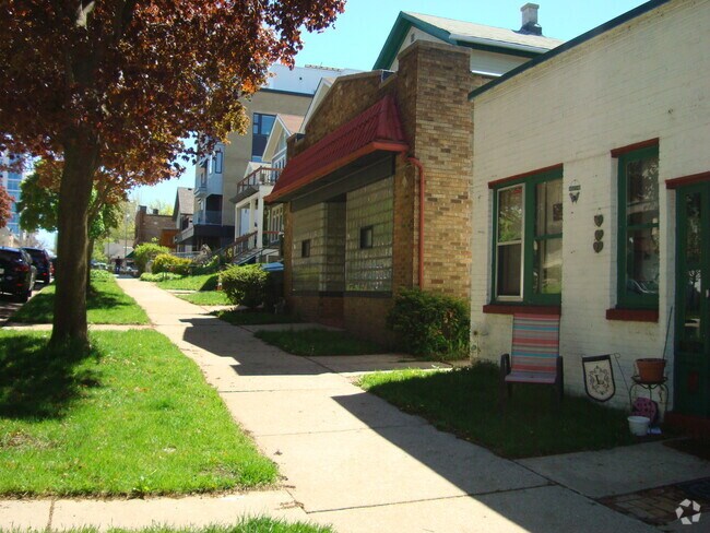 Building Photo - 1537 N Jackson St Unit Lower Rental