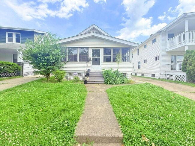 Building Photo - 4 BED 1 BATH BEAUTIFUL SINGLE FAMILY HOME ...
