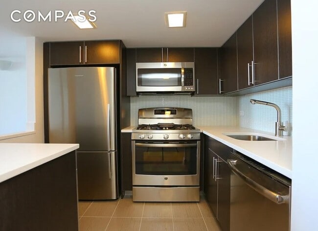 Photo - 666 Greenwich St