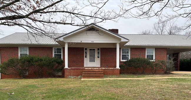 Building Photo - Large 4 Bedroom House in Quiet Country Setting