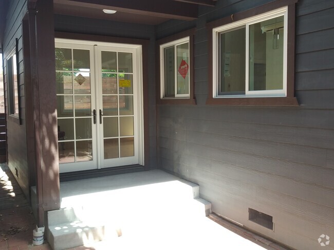 Building Photo - 2029 Chestnut St Rental