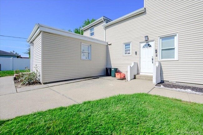 Building Photo - 13 Truxton Rd Unit Upper