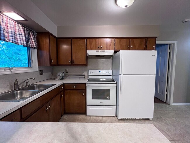 Photo - 3010-3012 Okemos Dr SE
