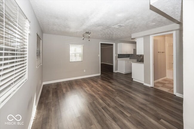 Photo - 915 E 108th St