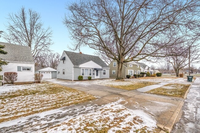 Photo - 27151 Farringdon Ave