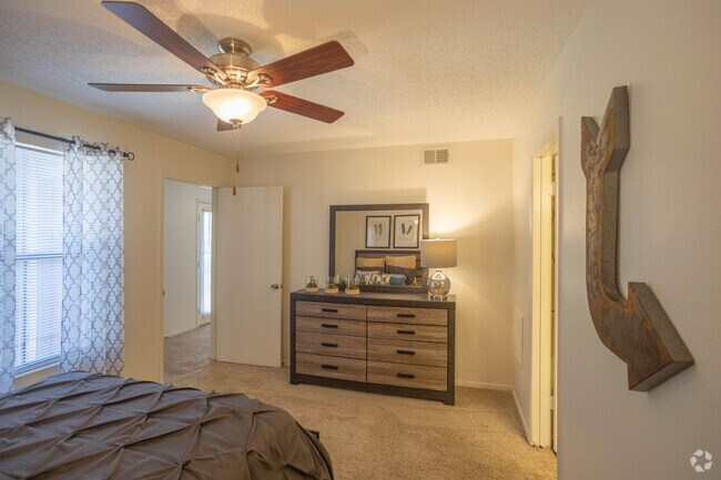 2BR, 2BA - 900SF