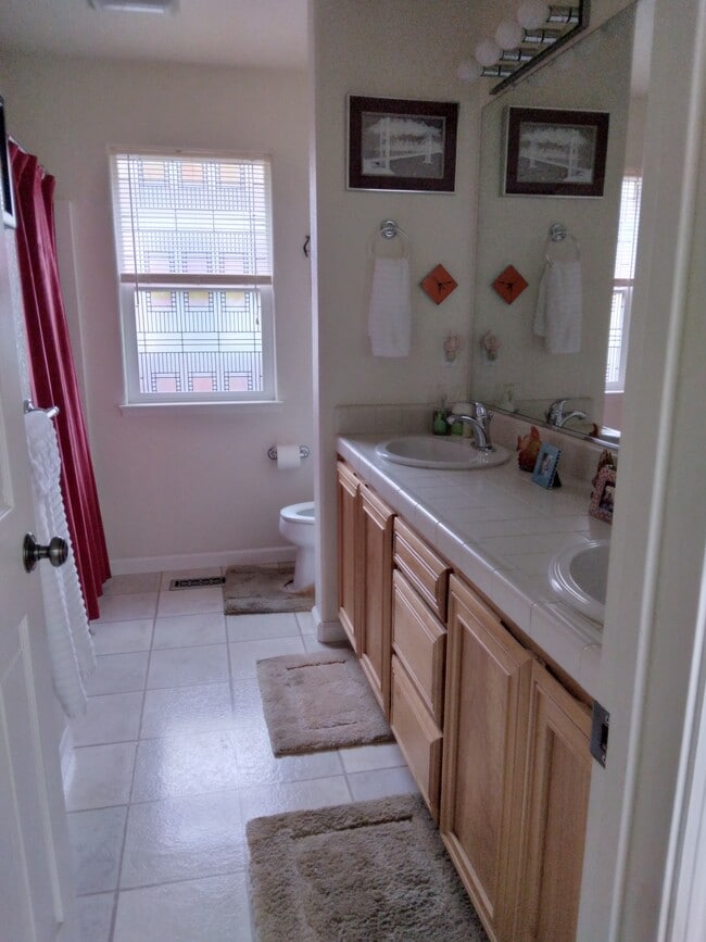Full 4-piece Bath - 418 Riesling St Unit 418A