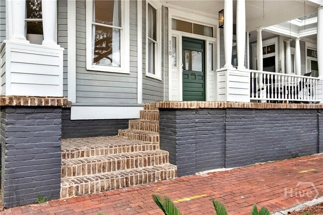 Photo - 118 W Waldburg St