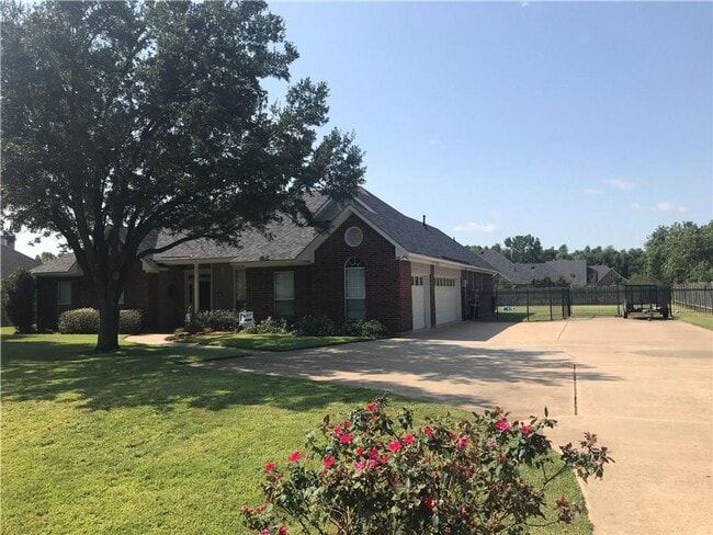Large Lot Close to to Barksdale Air Force Base w/POOL!! - Large Lot Close to to Barksdale Air Force Base w/POOL!!