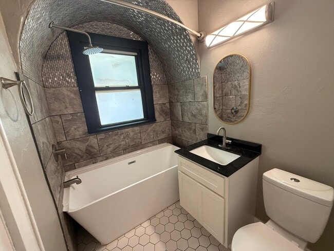Building Photo - 2434 NW 12th - Duplex Unit 2434