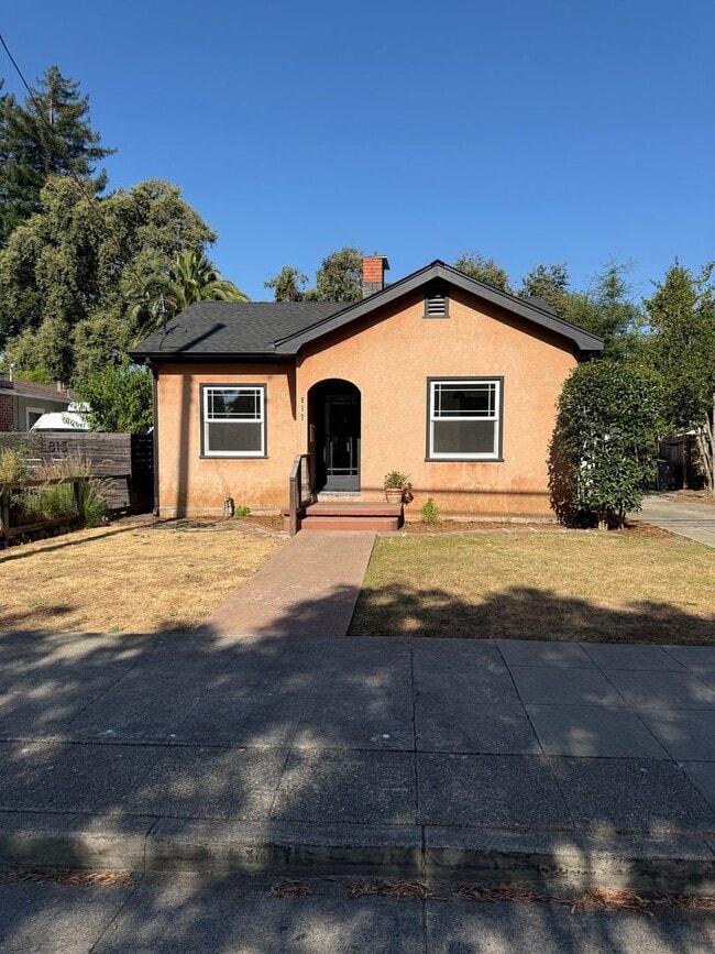 Building Photo - 2 bedroom/ 1 bathroom Home for Rent in Santa Rosa