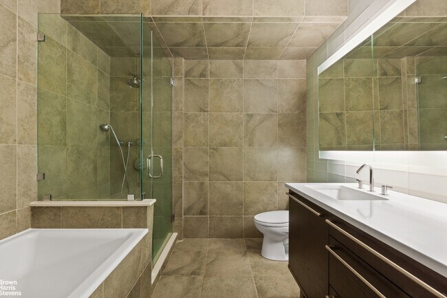 Photo - 415 W 44th St