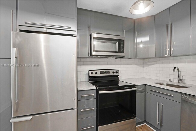 Building Photo - 3071 SW 27th Ave Unit 28 Rental