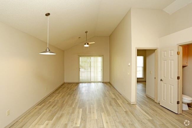 2BR, 1.5BA - 913 SF