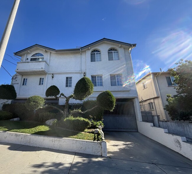 Building Photo - 10208 Pinewood Ave Unit #5