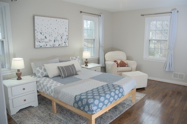 Photo - 2516 Derwent Dr SW