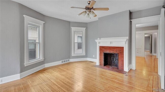 Photo - 2528 Main St