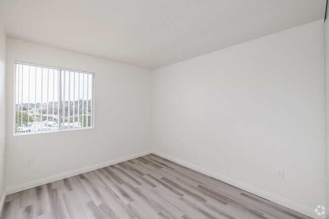 2BR, 2BA - 893SF - Second Bedroom