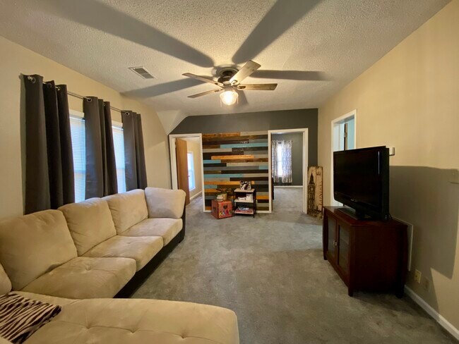 Building Photo - 6902 Saint James St Unit Upper Rental