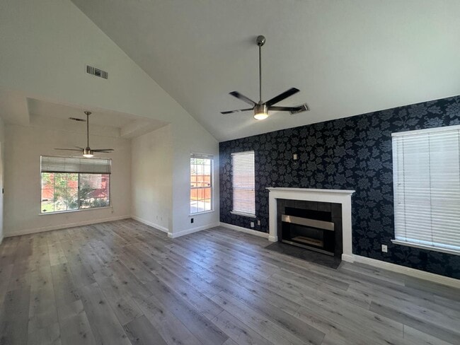 Photo - 2214 E Chennault Ave