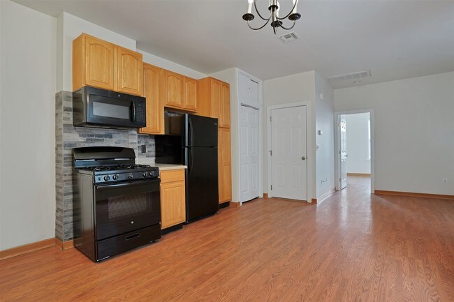 Photo - 394 Woodlawn Ave