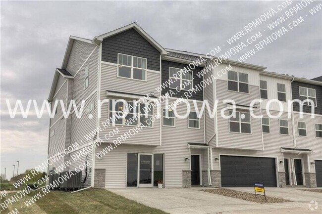 Building Photo - UPDATED!! 2 Bedroom, 2.5 Bath Townhome in ...