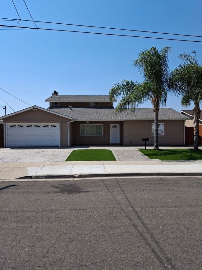 Building Photo - Amazing 4-Bedroom Home w/ Views!