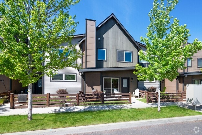 Building Photo - Modern 3 Bed/2.5 Bath Townhome in NW Redmond