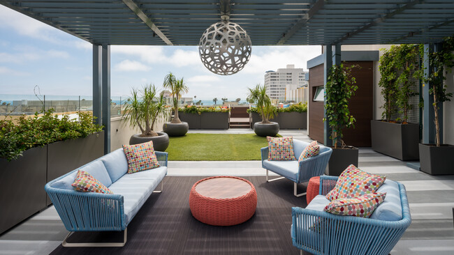 Patio Deck - Residences on Third Street Promenade Apartments