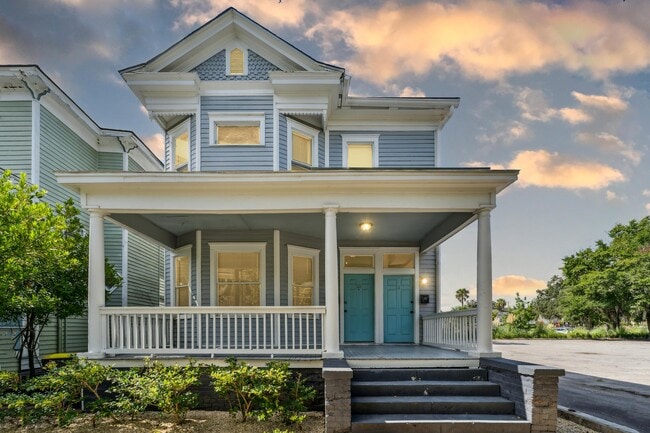 Second floor unit in restored historic duplex - 11 E 39th St Casa Adosada