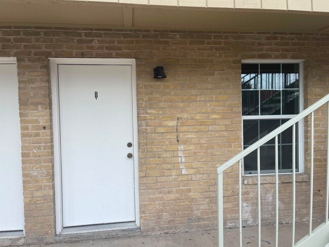 Building Photo - 4018 San Agustin Ave Unit B