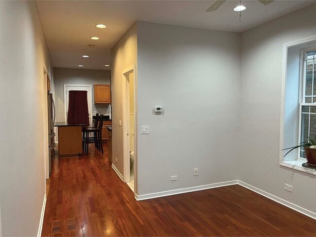 Sala de estar frente a la cocina - 2216 W Belmont Ave Unidad 1R