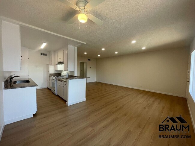 Photo - 6041 Whitsett Ave