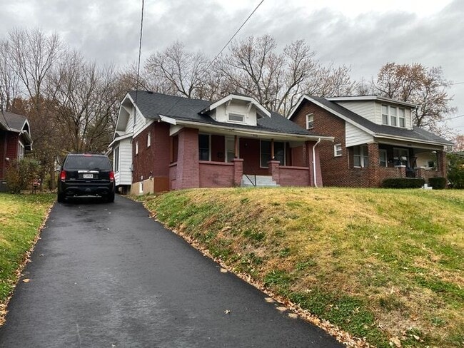 Building Photo - $1,395 3 Bed + Bonus Room! Must See!