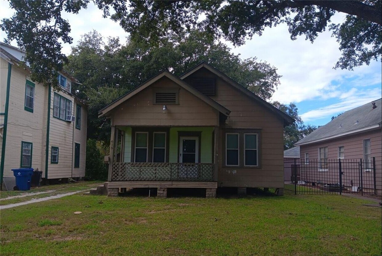 Cute 2/1 home with large living room, yard... - Cute 2/1 home with large living room, yard...