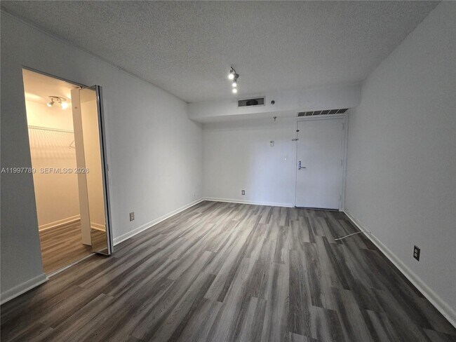 Photo - 3300 NE 192 St Unidad 210