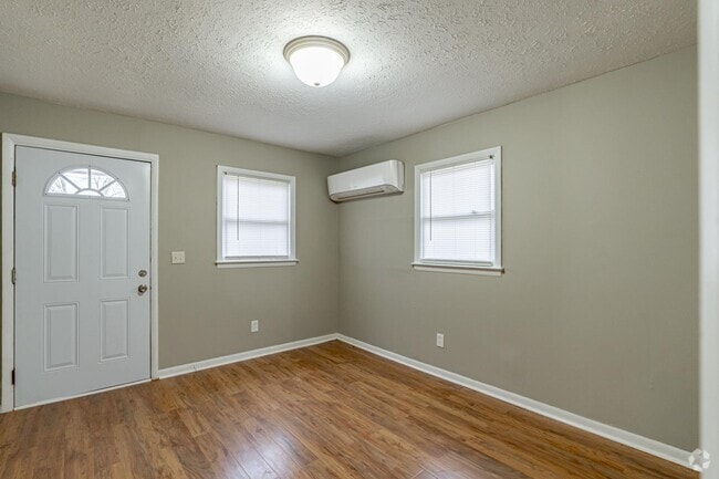 Building Photo - 421 N Woodland Dr Rental