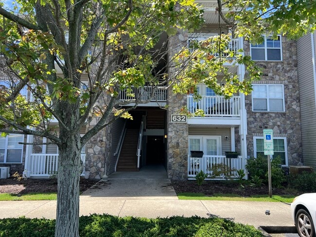 Building Photo - 632 Condo Club Dr Unit 632 Condo Club Dr #304