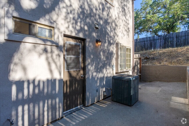 2BR, 2BA - 1190SF - Patio